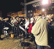 4 12. prosince 2014 Českobudějovicko Orchestr umízahrát iqueeny LUCIE SCHMIEDOVÁ Orchestr zahrál inabudějovickém adventu.