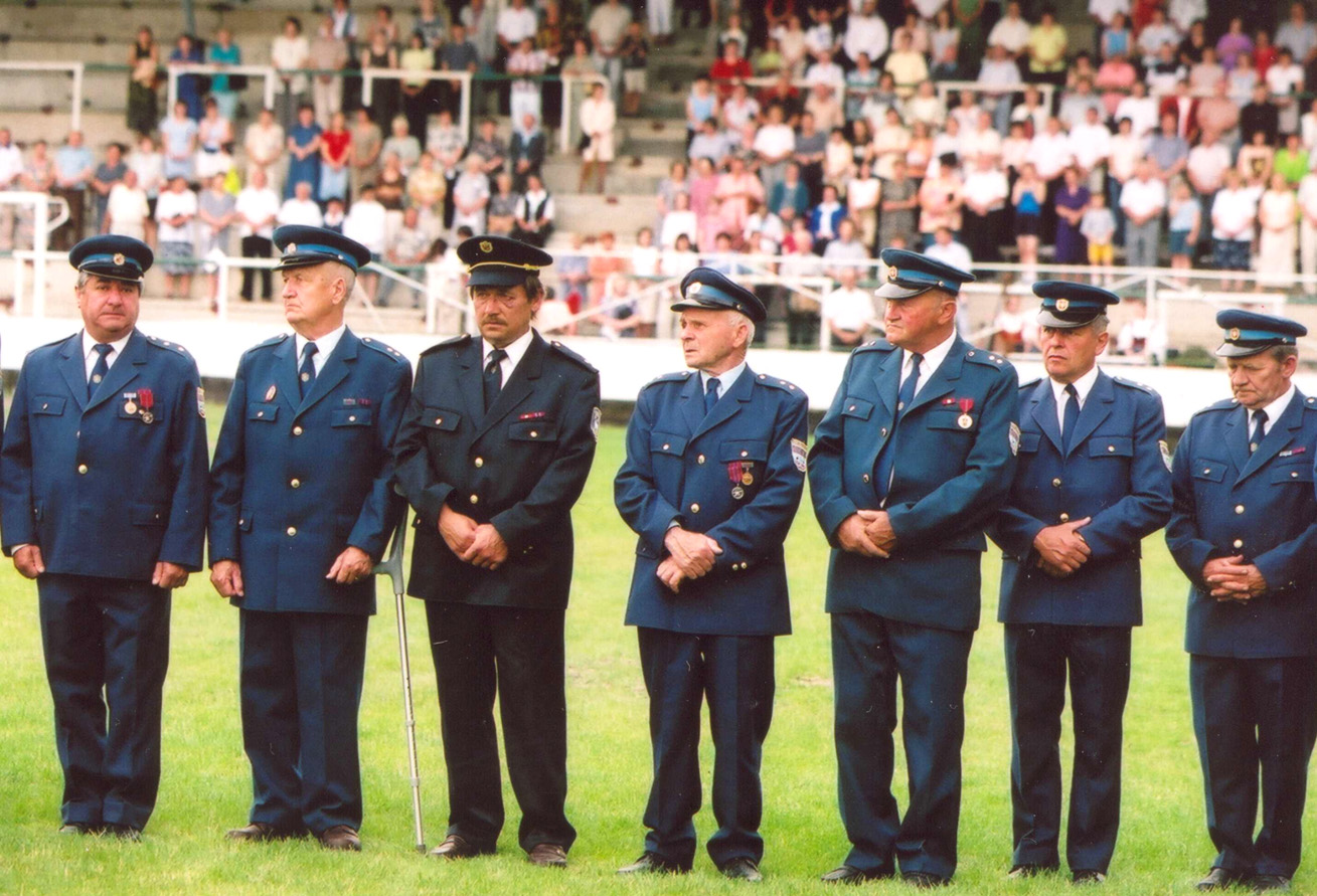 Společenská rubrika Naši jubilanti červenec září 2004 Antoláková Marie Bravencová Vlasta Chalupová Božena Huňová Cecílie Kos Jiří Prachař Jaroslav Kovaříková Marie Fišer Eduard Pempuš Stanislav
