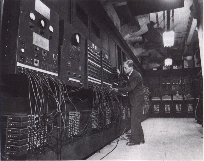 1. generace počítačů 1945-1951 V roce 1944 byl na Pensylvánské universitě uveden do provozu první elektronkový počítač ENIAC. Za vývojem stáli John W. Mauchly, John Presper Eckert a John von Neumann.