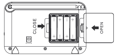 Uvedení do provozu Vložení baterií Otočte přístroj tak, abyste měli přístup k přihrádce na baterie (15).