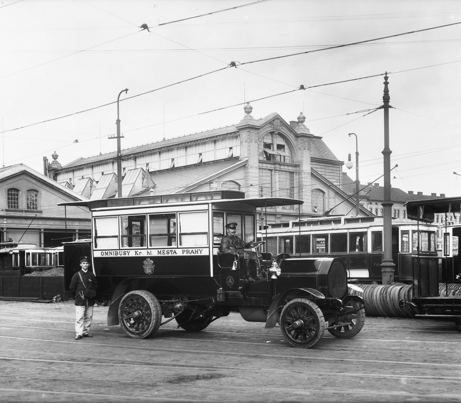 historie MHD v Praze 1829 omnibusy 1875 pražská koňka 1891 lanové dráhy na