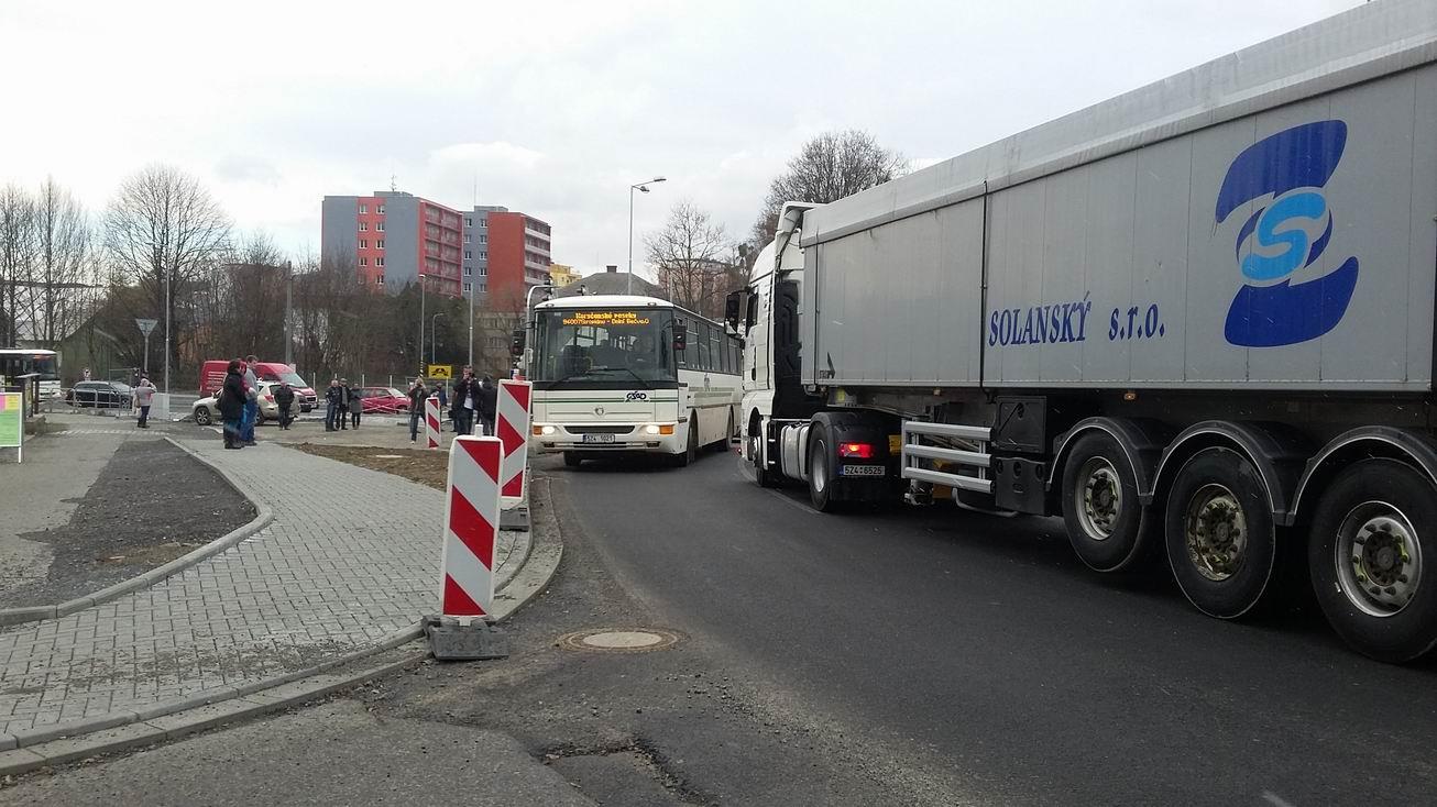 Obrázek 10: Kolizní situace při míjení autobusu s návěsovou soupravou na ulici Nádražní 5.4 ODBOČOVACÍ PRUH Z ULICE 5. KVĚTNA Při pohledu z křižovatky na ulici 5.