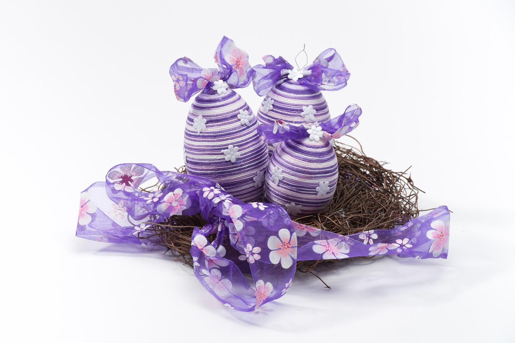 Velikonoční vajíčka Materiál: slepičí vejce nebo polystyrenové vejce, bavlnka, dekorační materiál Rozměry: různé dle použitého