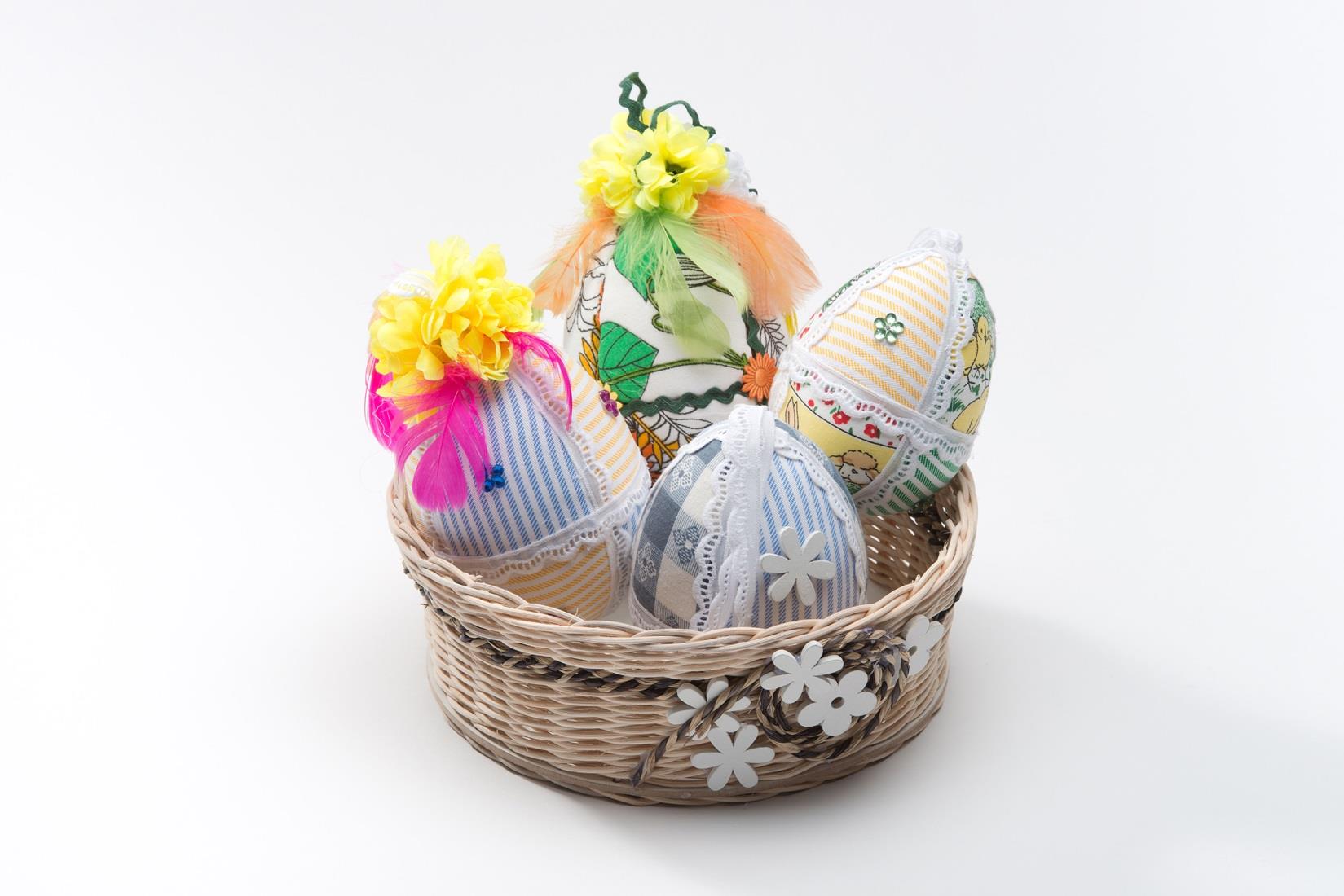 Velikonoční vajíčka (patchwork) Materiál: polystyrenové vejce, textil, dekorační materiál Rozměry: výška od 8 cm do 15 cm
