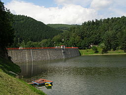PŘEHRADNÍ NÁDRŽE vybudovány na řekách chrání před povodněmi výroba elektrické energie zásobárny vody rekreace Těšnov Orlická přehrada http://commons.wikimedia.