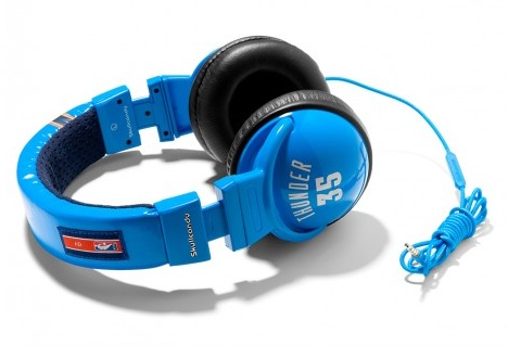 Skullcandy, LOWRIDER w/ Mic Stylová sluchátka s velkými reproduktory, které poskytují vynikající zvuk se širokým frekvenčním rozsahem.