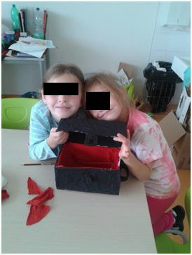 Jakmile máme takto připravenou truhlu, můžeme jí zesílit ještě hrany a potom zpevníme všechny povrchy pomocí kašírování. Lepidlo Herkules ředíme s vodou v poměru 1:2, nanášíme plochým štětcem.