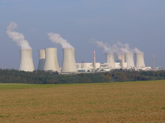 VĚTRNÁ ELEKTRÁRNA Větrná elektrárna je o několik řádů nákladnější než elektrárna solární. V dnešní době však již existují větrné elektrárny pro domácnosti (např. tzv. energy ball).