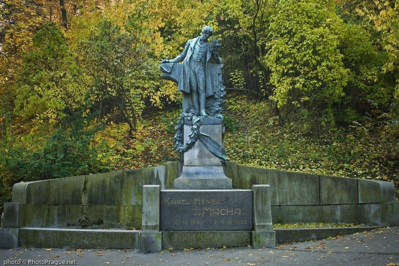 10.7 Český romantismus Karel Hynek Mácha Narozen: 1810 Praha Zemřel: listopad 1836 Litoměřice Základní informace: Narodil se jako Ignác Mácha, jméno získal po jednom z kmotrů, poté si jej počeštil,