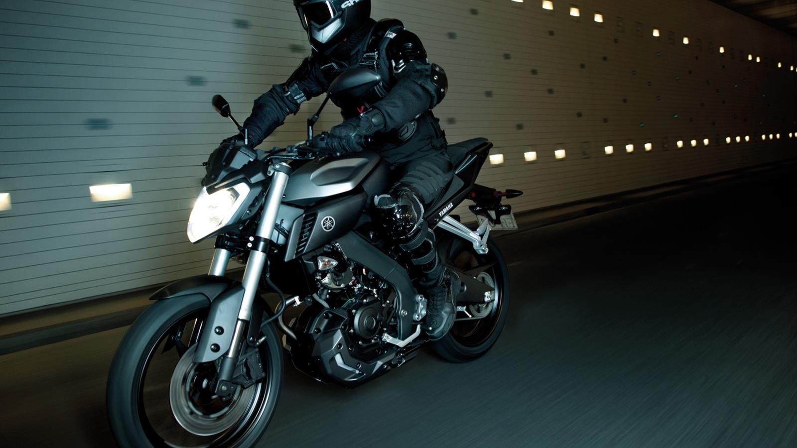 Nebojte se temnoty! Nová generace modelů MT společnosti Yamaha od základů proměnila svět motocyklů. Radikální styl a ultramoderní image řady MT je zárukou nefalšovaných emocí při jízdě.