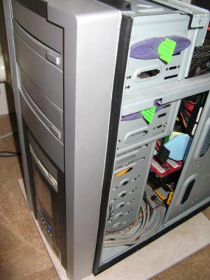vzduchu umístěného v přední části case a jeden ventilátor ve zdroji taky 120 mm. a) b) c) Obr. 22 Pryžové profily [16] a) b) c) Obr.