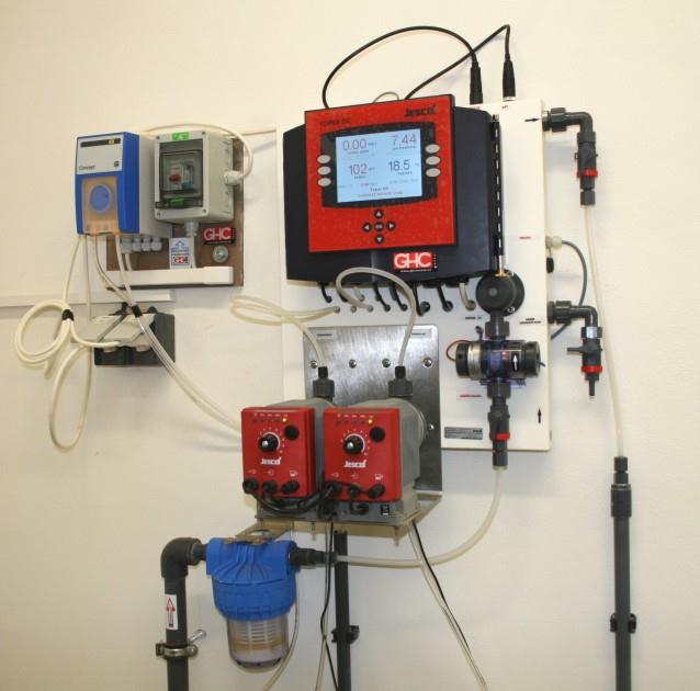 Hlavními sledovanými parametry systému SMART pool jsou údaje z měřící, regulační a dávkovací stanice pro chemickou úpravu vody.