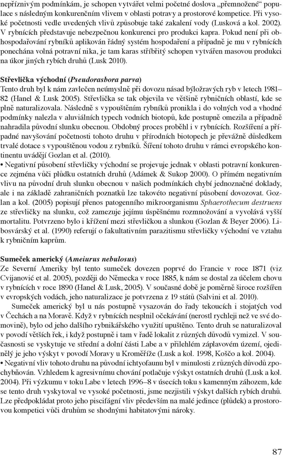 Pokud není při obhospodařování rybníků aplikován řádný systém hospodaření a případně je mu v rybnících ponechána volná potravní nika, je tam karas stříbřitý schopen vytvářen masovou produkci na úkor