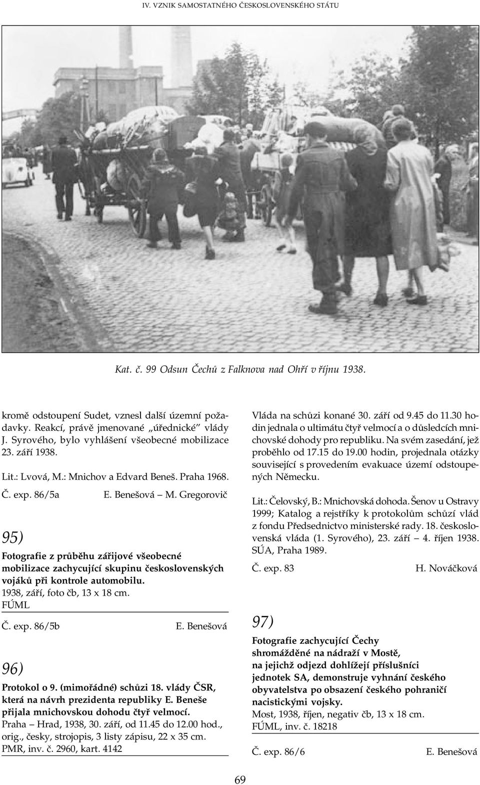Gregorovič 95) Fotografie z průběhu zářijové všeobecné mobilizace zachycující skupinu československých vojáků při kontrole automobilu. 1938, září, foto čb, 13 x 18 cm. FÚML Č. exp. 86/5b E.