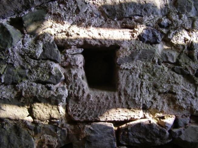 Foto 4. a 5. Kumburk - Výklenky před vstupem do suterénu paláce (foto autor).