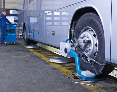 OMNIplus kontrola podvozku. OMNIplus kontrola podvozku Váš autobus překonává obvykle po celý rok dlouhé vzdálenosti při cestách tam a zpět a pohybuje se znovu a znovu po nerovném povrchu.
