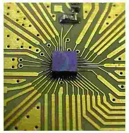 příklady různé montáže obvodů flip-chip ("Die" znamená čip, "Bare Die" nezapouzdřený čip, "Heatsink Attach,