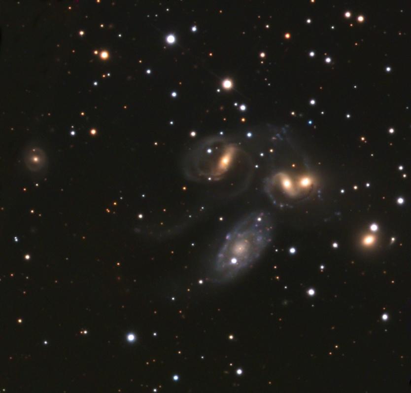 Einsteinova rovnice gravitace a kosmologie Předpokládáme, že v globálním měřítku je rozložení hmoty ve vesmíru