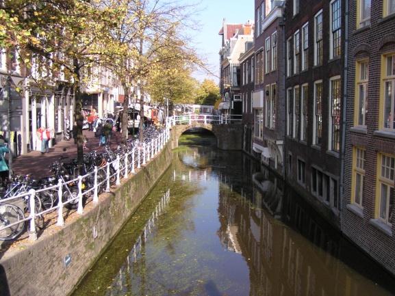 Představení společnosti Exact Založena 1984 (28 let zkušeností) Euronext Amsterdam od 1999 Tržby 2011: 215 mil EUR EBIT 2011: