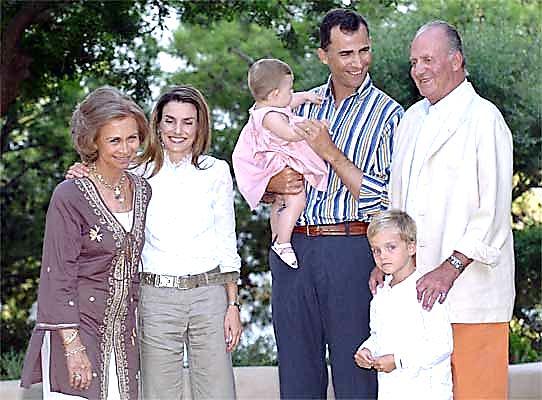 La Familia Real España es la monarquía parlamentaria. El rey es el jefe del estado y de las fuerzas armadas. El rey de España se llama Juan Carlos I de Borbón. Su esposa es la doña Sofía de Grecia.