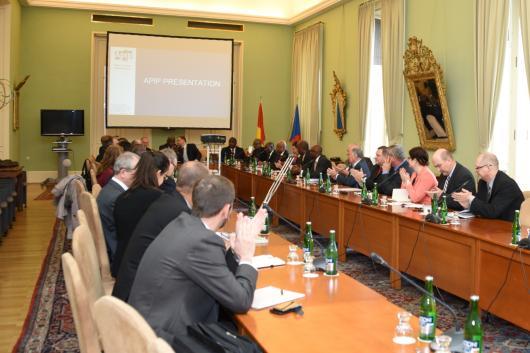 Semináře a konference SETKÁNÍ S VELVYSLANCI: pravidelná setkání zástupců firem a podnikatelských asociací s vyjíždějícími velvyslanci v prostorách Černínského paláce Číše vína NM SED M.