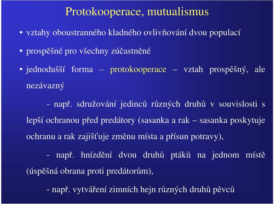 sdružování jedinců různých druhů v souvislosti s lepší ochranou před predátory (sasanka a rak sasanka poskytuje ochranu a