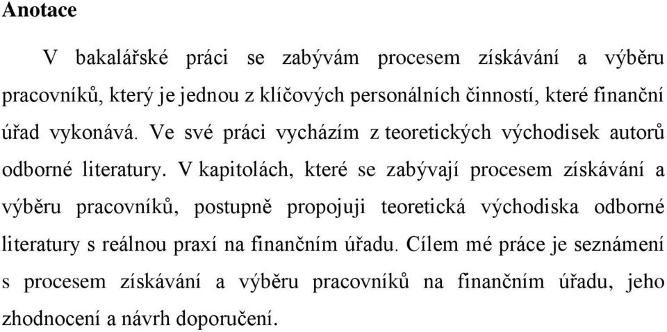 V kapitolách, které se zabývají procesem získávání a výběru pracovníků, postupně propojuji teoretická východiska odborné literatury