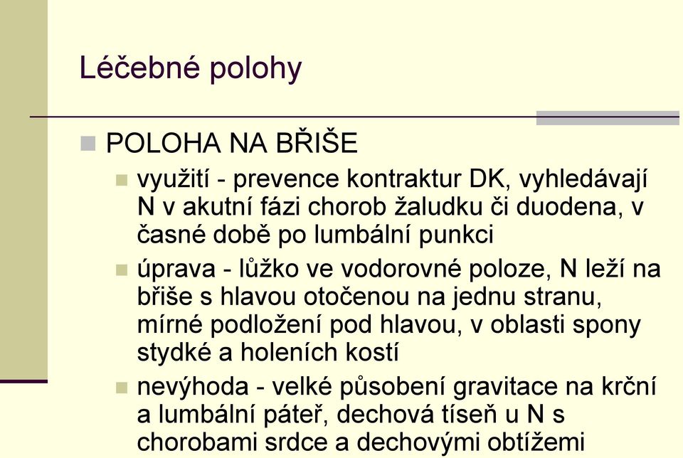 hlavou otočenou na jednu stranu, mírné podloţení pod hlavou, v oblasti spony stydké a holeních kostí