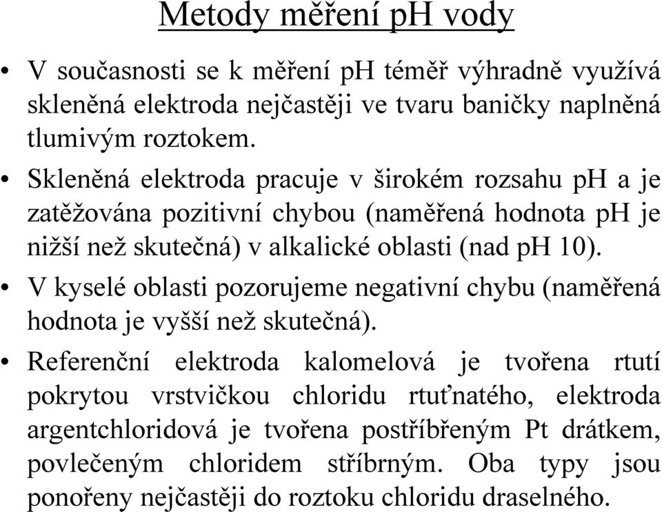 V kyselé oblasti pozorujeme negativní chybu (naměřená hodnota je vyšší než skutečná).