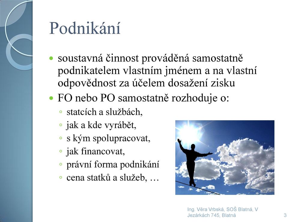 samostatně rozhoduje o: statcích a službách, jak a kde vyrábět, s kým