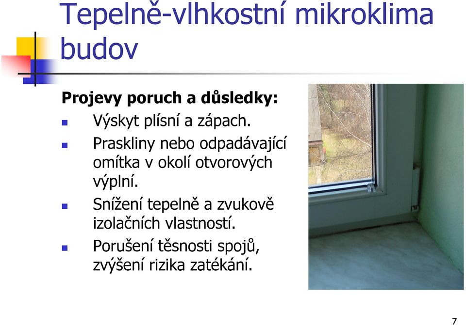 n Praskliny nebo odpadávající omítka v okolí otvorových výplní.