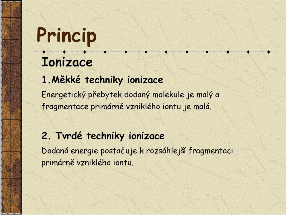 molekule je malý a fragmentace primárně vzniklého iontu je