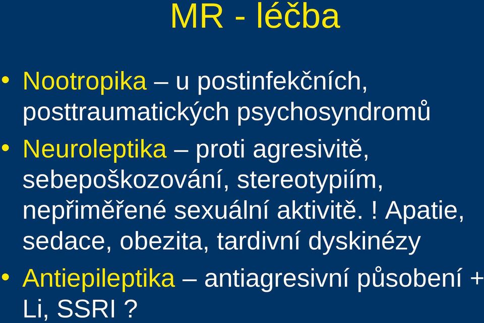 stereotypiím, nepřiměřené sexuální aktivitě.