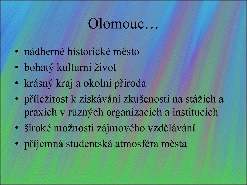 stážích a praxích v různých organizacích a institucích široké