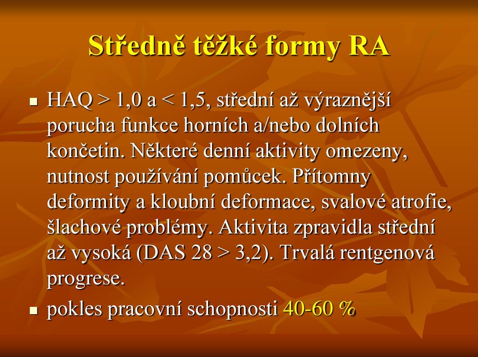 Přítomny deformity a kloubní deformace, svalové atrofie, šlachové problémy.