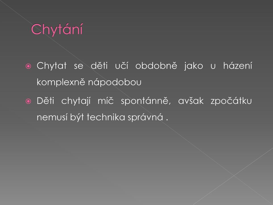 Děti chytají míč spontánně,