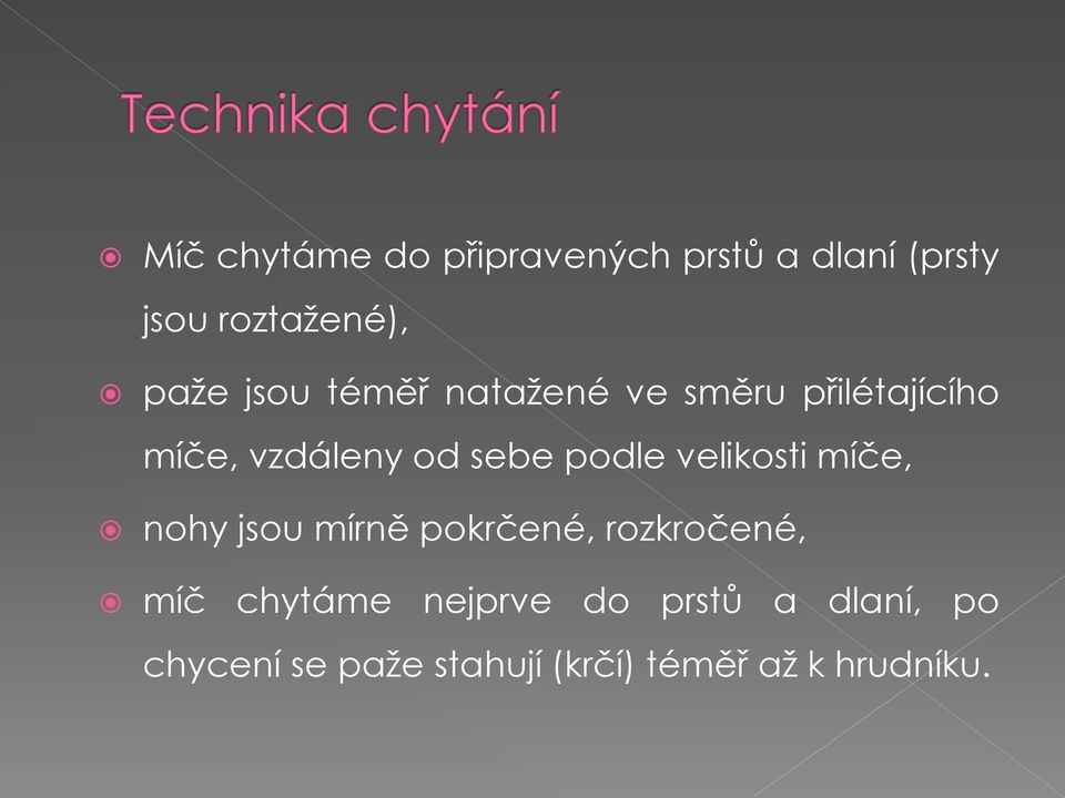 velikosti míče, nohy jsou mírně pokrčené, rozkročené, míč chytáme