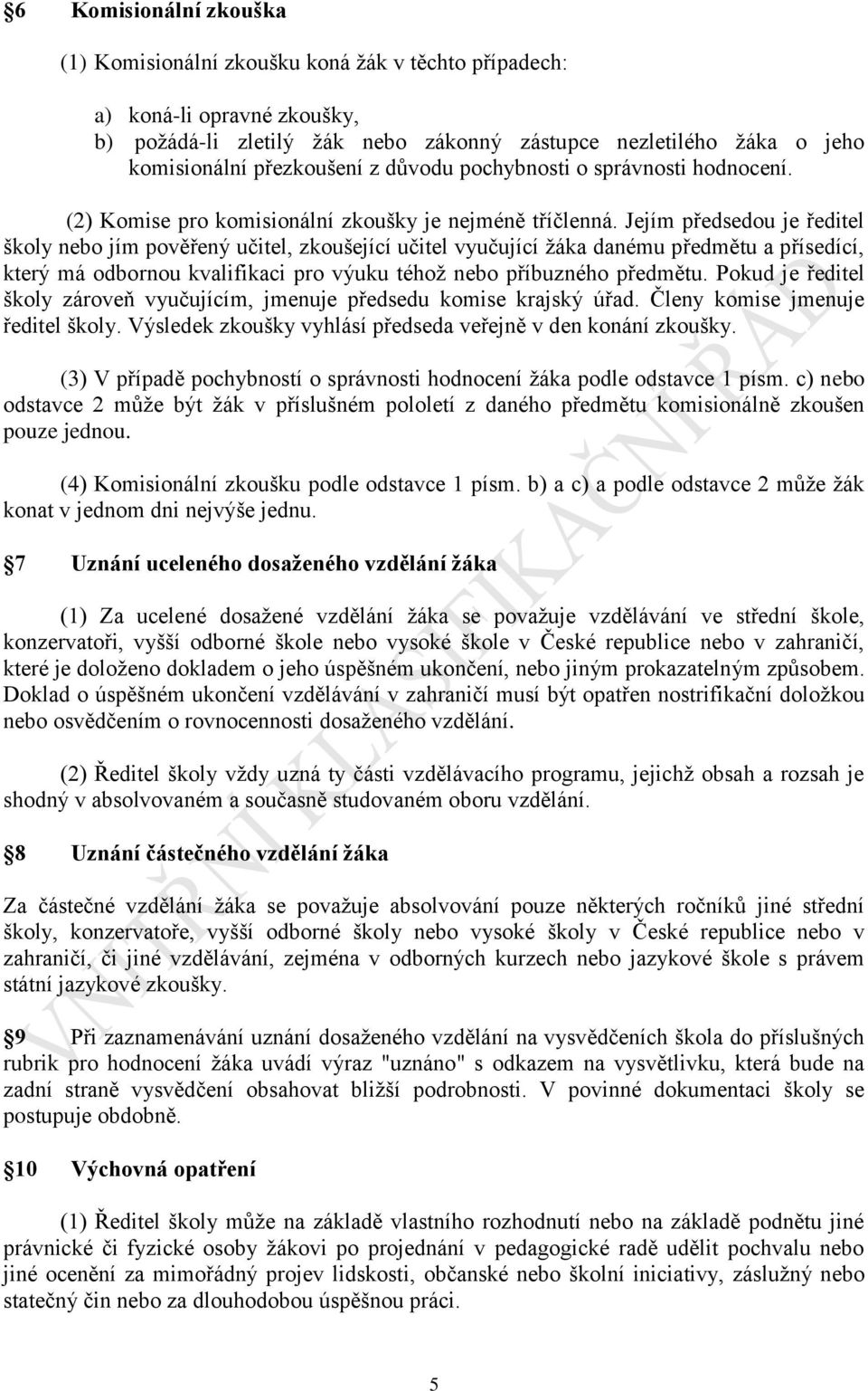 Jejím předsedou je ředitel školy nebo jím pověřený učitel, zkoušející učitel vyučující žáka danému předmětu a přísedící, který má odbornou kvalifikaci pro výuku téhož nebo příbuzného předmětu.