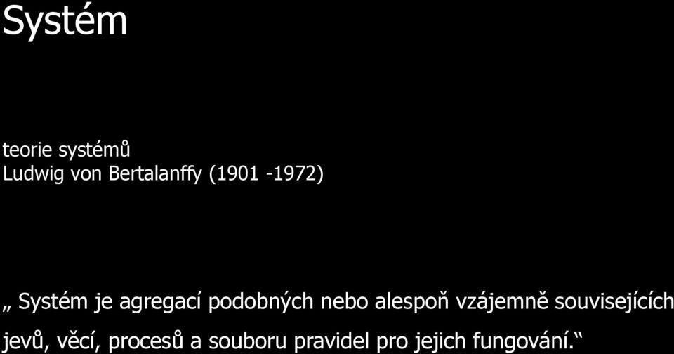 alespoň vzájemně souvisejících jevů, věcí,