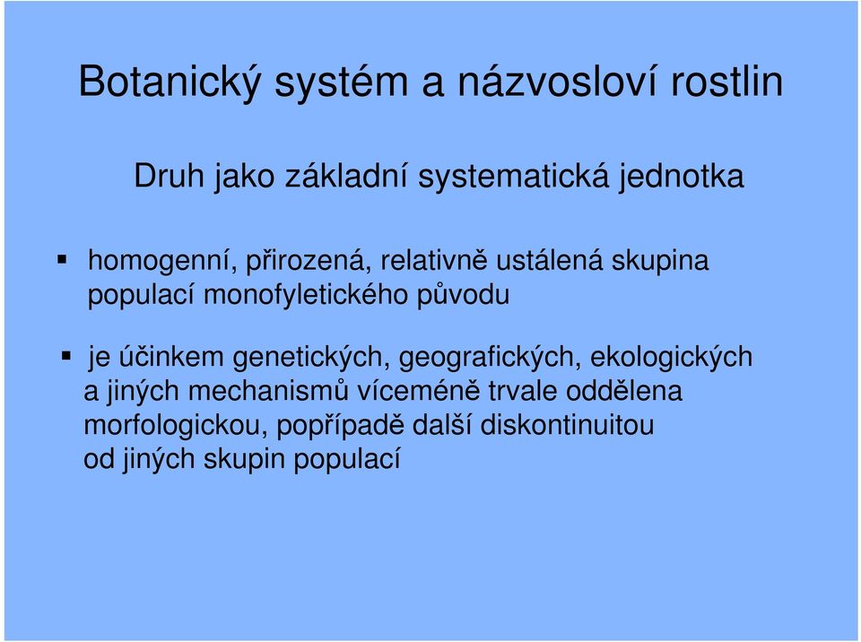 je účinkem genetických, geografických, ekologických a jiných mechanismů víceméně