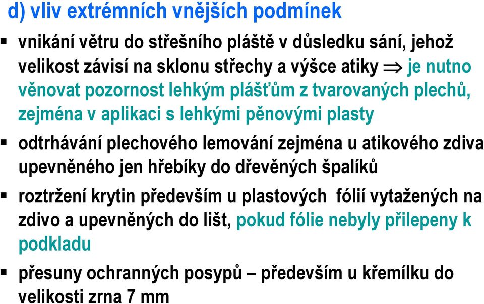 lemování zejména u atikového zdiva upevněného jen hřebíky do dřevěných špalíků roztržení krytin především u plastových fólií vytažených