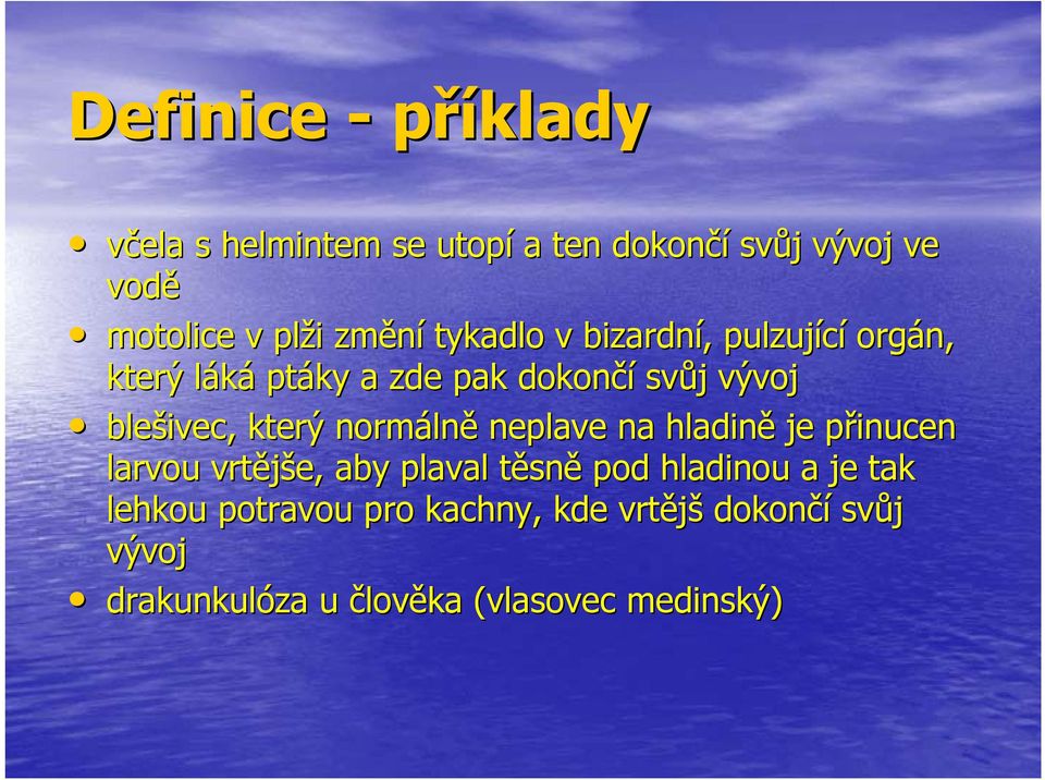 který normáln lně neplave na hladině je přinucen p larvou vrtějše,, aby plaval těsnt sně pod hladinou a