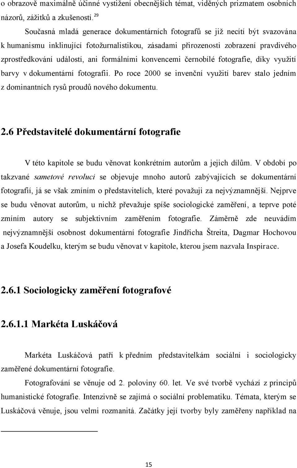 formálními konvencemi černobílé fotografie, díky využití barvy v dokumentární fotografii. Po roce 20