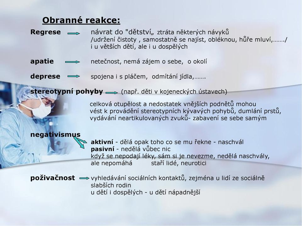 děti v kojeneckých ústavech) celková otupělost a nedostatek vnějších podnětů mohou vést k provádění stereotypních kývavých pohybů, dumlání prstů, vydávání neartikulovaných zvuků- zabavení se sebe