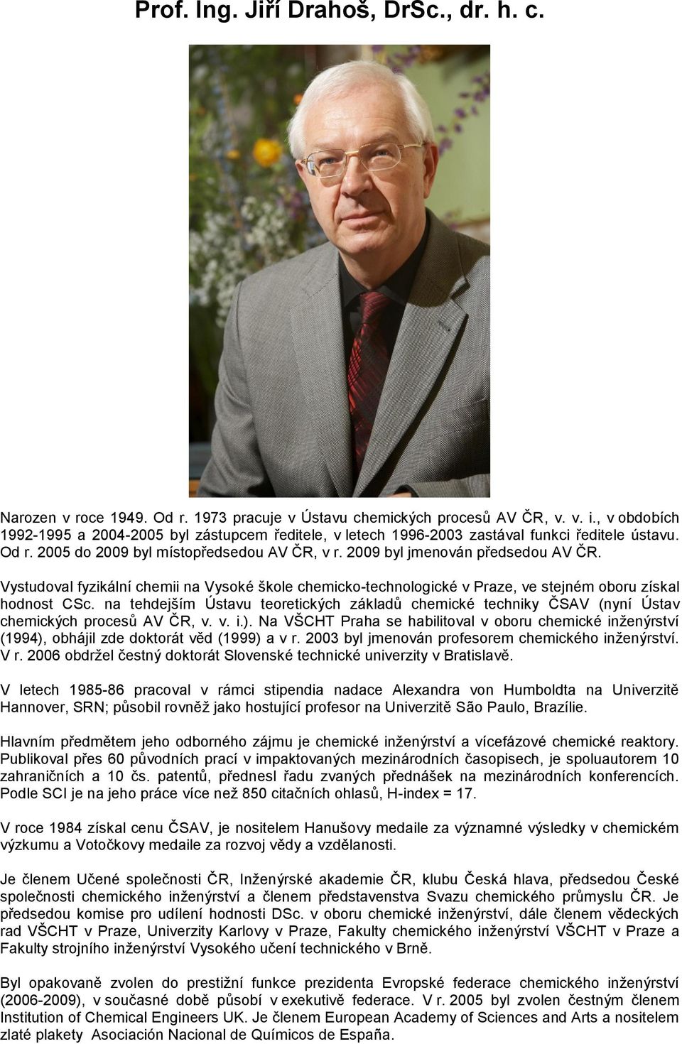 Vystudoval fyzikální chemii na Vysoké škole chemicko-technologické v Praze, ve stejném oboru získal hodnost CSc.