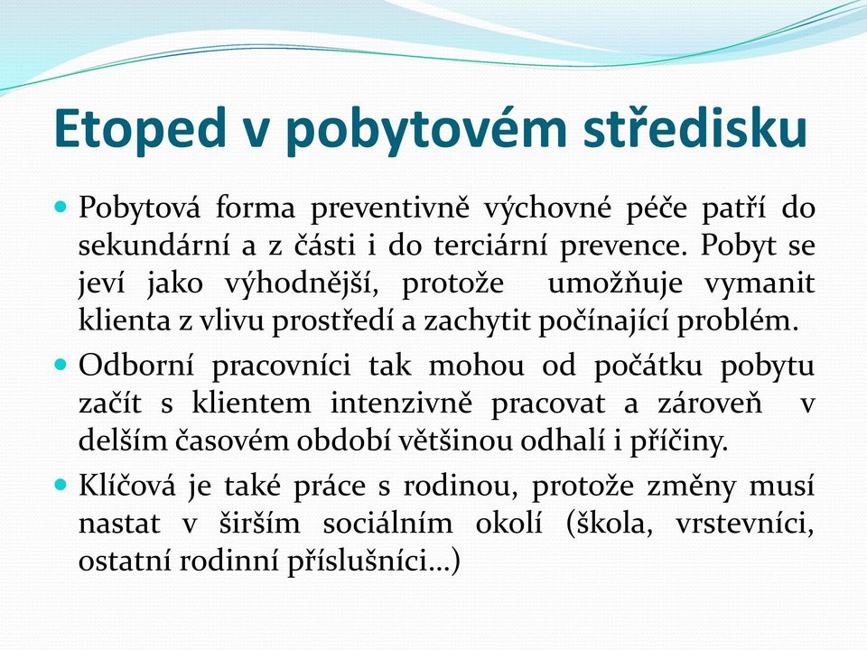 Odborní pracovníci tak mohou od počátku pobytu začít s klientem intenzivně pracovat a zároveň v delším časovém období většinou