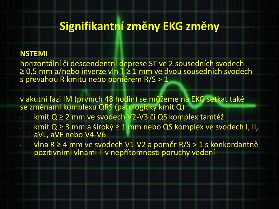 změnami komplexu QRS (patologický kmit Q) kmit Q 2 mm ve svodech V2-V3 či QS komplex tamtéž kmit Q 3 mm a široký 1 mm nebo QS komplex ve