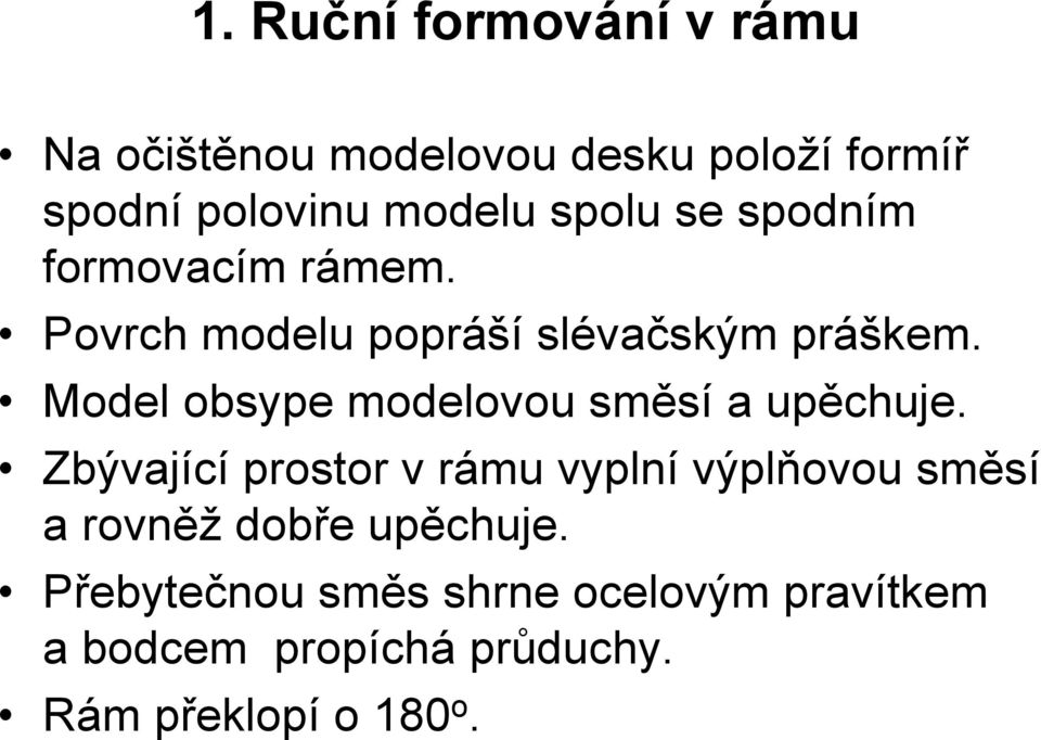 Model obsype modelovou směsí a upěchuje.