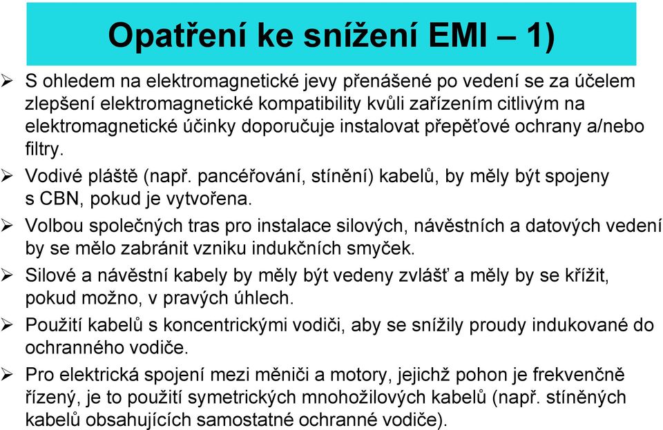 Volbou společných tras pro instalace silových, návěstních a datových vedení by se mělo zabránit vzniku indukčních smyček.