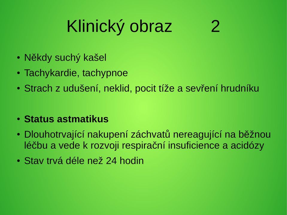 Dlouhotrvající nakupení záchvatů nereagující na běžnou léčbu a vede